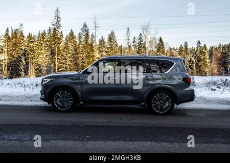 MOSCA, RUSSIA - 11 DICEMBRE 2021 Infiniti QX80 (QX56), full-size SUV car. Vista laterale ravvicinata esterna. Infiniti QX80 con trazione integrale. Foto Stock