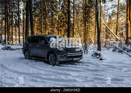 MOSCA, RUSSIA - 11 DICEMBRE 2021 Infiniti QX80 (QX56), full-size SUV car. Vista laterale anteriore esterna. Infiniti QX80 con trazione integrale. Foto Stock