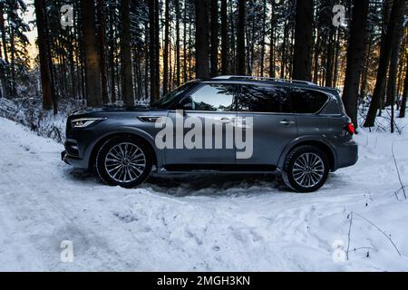 MOSCA, RUSSIA - 11 DICEMBRE 2021 Infiniti QX80 (QX56), full-size SUV car. Vista posteriore esterna. Infiniti QX80 con trazione integrale. Foto Stock