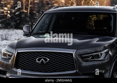 MOSCA, RUSSIA - 11 DICEMBRE 2021 Infiniti QX80 (QX56), full-size SUV car. Vista laterale anteriore esterna. Infiniti QX80 con trazione integrale. Foto Stock