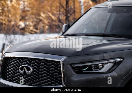 MOSCA, RUSSIA - 11 DICEMBRE 2021 Infiniti QX80 (QX56), full-size SUV car. Vista laterale anteriore esterna. Infiniti QX80 con trazione integrale. Foto Stock