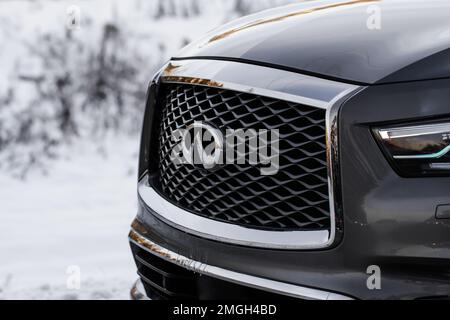 MOSCA, RUSSIA - 11 DICEMBRE 2021 Infiniti QX80 (QX56) Modern SUV car vista ravvicinata della griglia. Vista ravvicinata della griglia dell'auto moderna. Griglia di auto. Radia Foto Stock