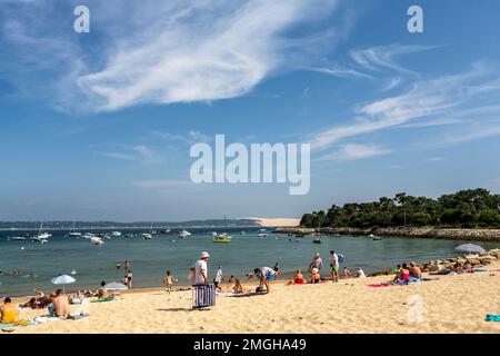 Lege-Cap-Ferret (Francia sud-occidentale): Turisti su una spiaggia in estate sulla penisola di Lege-Cap-Ferret, con la e Duna di Pyla in distanc Foto Stock