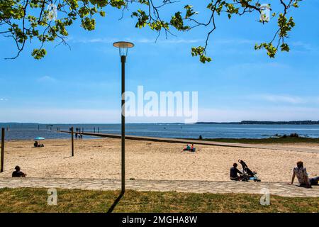 Ares (Francia sud-occidentale): Panoramica della baia di Arcachon, la spiaggia e il molo. Persone sedute al sole, sulla spiaggia Foto Stock