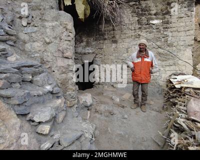 Spiti, Himachal Pradesh, India - 1st aprile 2021 : Vecchio fuori della sua casa, casa tradizionale locale. Foto Stock