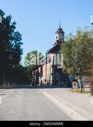 Fiskars, Finlandia, un villaggio, la città di Raseborg, nella parte occidentale di Uusimaa, Finlandia, con case in legno, torre dell'orologio e centro della strada principale della città vecchia Foto Stock