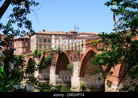 Albi medievale antico ponte di mattoni rossi sul fiume Tarn in Francia Foto Stock