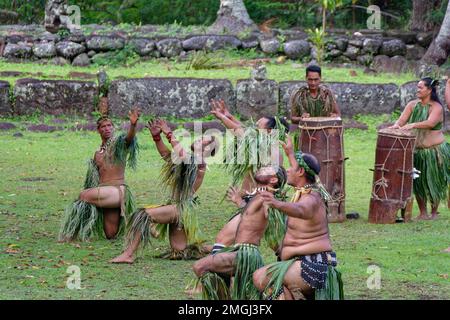 Ballerini in abiti tradizionali che eseguono una danza tradizionale in Hatiheu, Nuku Hiva, Isole Marquesas, Sud Pacifico Foto Stock