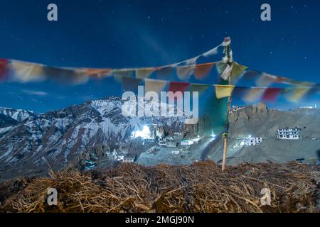 Spiti, Himachal Pradesh, India - 1st aprile 2021 : Via Lattea e montagne. Scena incredibile con le montagne himalayane e il cielo stellato di notte in Spiti va Foto Stock