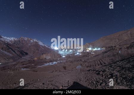 Spiti, Himachal Pradesh, India - 1st aprile 2021 : Via Lattea e montagne. Scena incredibile con le montagne himalayane e il cielo stellato di notte in Spiti va Foto Stock