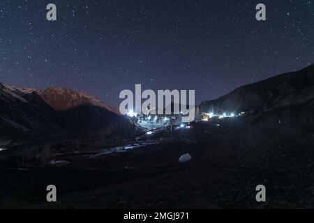 Spiti, Himachal Pradesh, India - 1st aprile 2021 : Via Lattea e montagne. Scena incredibile con le montagne himalayane e il cielo stellato di notte in Spiti va Foto Stock