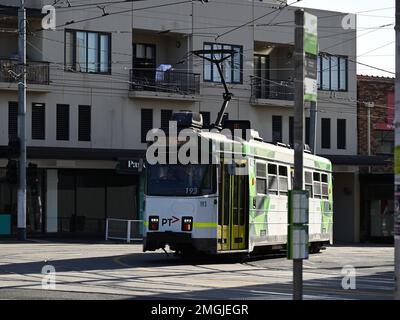 Tram di classe Z, con i tram contemporanei PTV e Yarra, che girano al Balaclava Junction, con il tram parzialmente oscurato da una fermata del tram Foto Stock