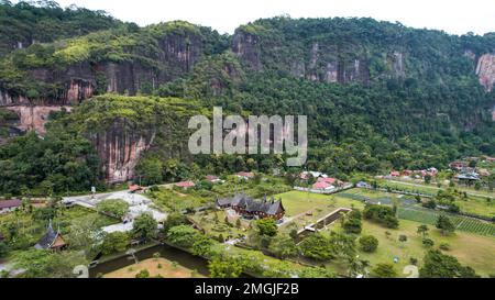 Vista aerea della casa Minangkabau o Rumah Gadang in una bella vista panoramica della valle di Harau con montagne e vista sull'erba, la bella Minangk Foto Stock