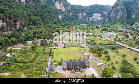 Vista aerea della casa Minangkabau o Rumah Gadang in una bella vista panoramica della valle di Harau con montagne e vista sull'erba, la bella Minangk Foto Stock