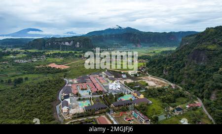 Vista aerea della moschea bianca in una splendida vista panoramica della valle di Harau con vista sulle montagne e sull'erba, la bellissima Minangkabau. Sumatera occidentale, Foto Stock