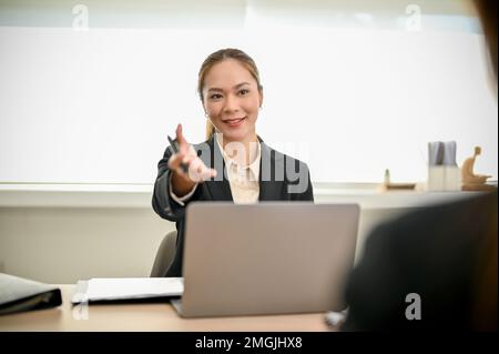 Reclutamento di lavoro e concetto di colloquio. Professionista donna asiatica millennial HR recruiter o intervistatore intervistando un candidato in ufficio. Foto Stock