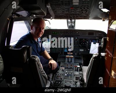 Strutture della Guardia Costiera - stazioni aeree - New Orleans - 26-HK-95-183. AIRSTA Nola--Guardsman Costa in cabina di pilotaggio. Uragano Katrina Foto Stock