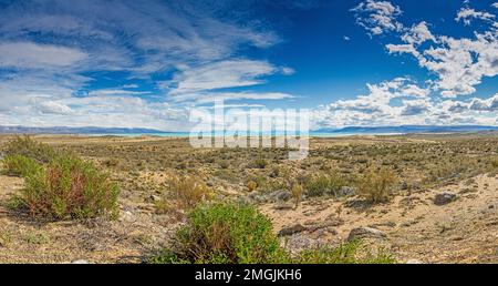 Vista panoramica sulla steppa argentina vicino al Lago Argentino durante il giorno in estate Foto Stock