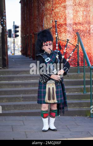 Edimburgo, Scozia 16 ottobre 2015 Uno Scotsman che indossa il tradizionale vestito scozzese suonando le cornamuse lungo il Royal Mile di Edimburgo Foto Stock
