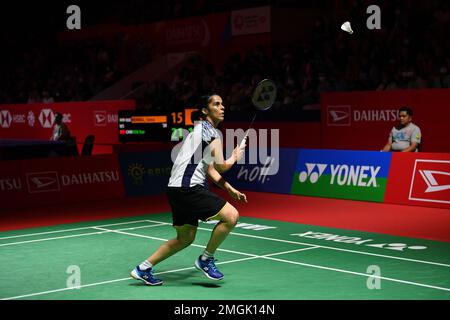 Giacarta, Indonesia. 26th Jan, 2023. Saina Nehwal of India compete durante la seconda partita femminile di single contro Han Yue of China al torneo di badminton Indonesia Masters 2023 a Giacarta, Indonesia, 26 gennaio 2023. Credit: Xu Qin/Xinhua/Alamy Live News Foto Stock