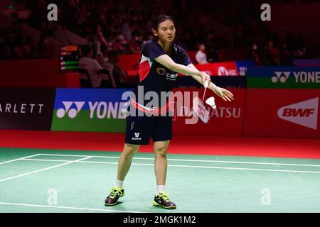 Giacarta, Indonesia. 26th Jan, 2023. Han Yue of China serve durante la partita femminile del secondo turno contro Saina Nehwal of India al torneo di badminton Indonesia Masters 2023 a Giacarta, Indonesia, 26 gennaio 2023. Credit: Xu Qin/Xinhua/Alamy Live News Foto Stock