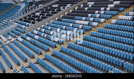 File vuote di sedie in plastica Seggiolini per tifosi sportivi in uno stadio Foto Stock