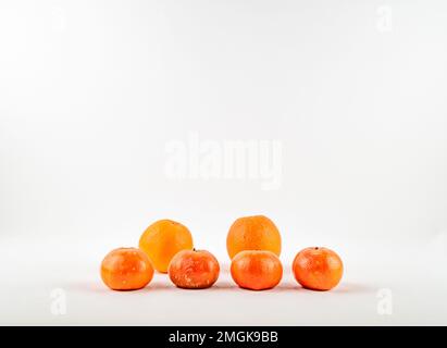 Fresco mandarino maturo e arancio su sfondo bianco isolato. Mandarino maturo profondità di campo. Arancio fresco per dieta crudo crudo crudo vegano gustoso sano Foto Stock