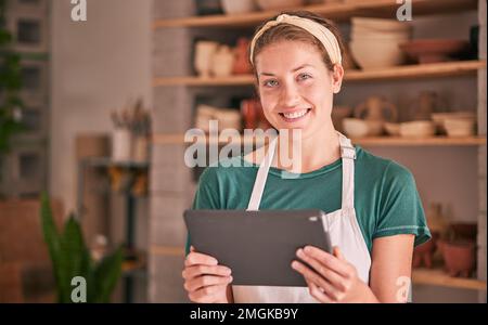 Negozio di ceramica ritratto, donna e tablet per lo shopping online, il servizio di vendita digitale o e-commerce retail. Studio di produzione ceramica, scultura e. Foto Stock