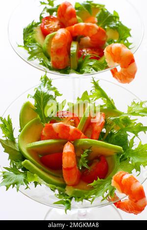 Cocktail di gamberetti con avocado e pomodori Foto Stock