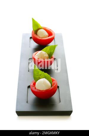 Insalata caprese con mozzarella, pomodori e basilico fresco Foto Stock