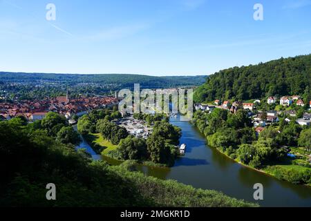 Vista di Hann. Münden dal Weserliedanlage. Panorama dalla città con la confluenza dei fiumi Werra e Fulda nel Weser. Foto Stock