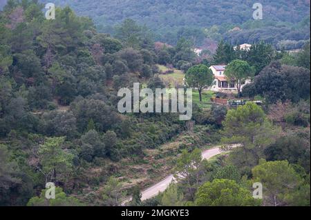 Casa residenziale nelle verdi colline del parco nazionale di Cévennes intorno a Ales, Occitanie, Francia Foto Stock