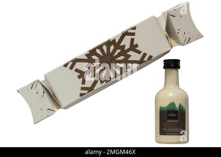 Bottiglia in miniatura di liquore alla crema di cioccolato alla menta vellutato dell'Hotel Chocolat Premium Cracker Selection, su sfondo bianco Foto Stock