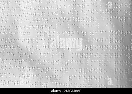 Foglio di libro bianco leggermente stropicciato con testo in braille Foto Stock