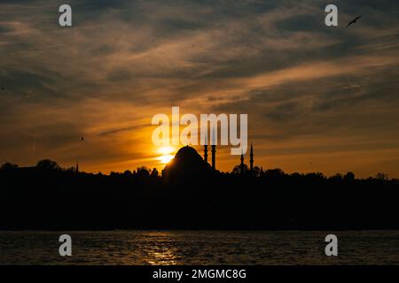 Vista al tramonto di Istanbul dal Corno d'Oro. Moschea Suleymaniye al tramonto. Ramadan o kandil o foto islamica concetto. Foto Stock