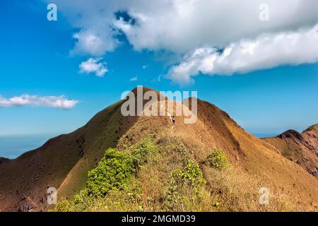 Escursionista sulla cresta a coltello su Khao Chang Phueak, Parco Nazionale di Thong Pha Phum, Kanchanaburi, Thailandia Foto Stock