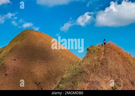 Escursionista sulla cresta a coltello su Khao Chang Phueak, Parco Nazionale di Thong Pha Phum, Kanchanaburi, Thailandia Foto Stock