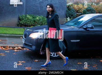 Suella Braverman, Segretario di Stato, in Downing Street. Ha affrontato il problema dei migranti che attraversano la Manica. Foto Stock