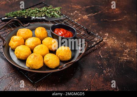 Crocchette di patate, purè di patate palle impanate e fritte. Sfondo scuro. Vista dall'alto. Spazio di copia. Foto Stock