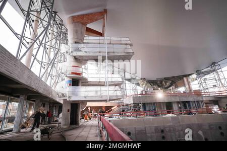 26 gennaio 2023, Amburgo: La torre di immersione ristrutturata con bordo di 10 metri è visibile sul sito di costruzione della sala nuoto Alster durante un tour dei media. Il rinnovamento centrale della piscina interna, che ha aperto nel 1973, in armonia con il suo status di edificio storico, sta facendo buoni progressi. La piscina, chiusa dal 2020, è uno dei più grandi cantieri di piscine in Europa, secondo l'operatore Bäderland. Foto: Christian Charisius/dpa Foto Stock