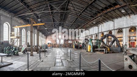 Katowice, Slesia, Polonia - Gennaio 20th 2023: Vista panoramica sull'interno della sala di Walcownia Cynku (laminatoio di zinco) con attrezzature uniche e ma Foto Stock