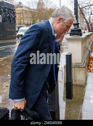 Zac Goldsmith, ministro dell'energia, del clima e dell'ambiente, arriva all'ufficio del gabinetto fumando una sigaretta arrotolabile Foto Stock