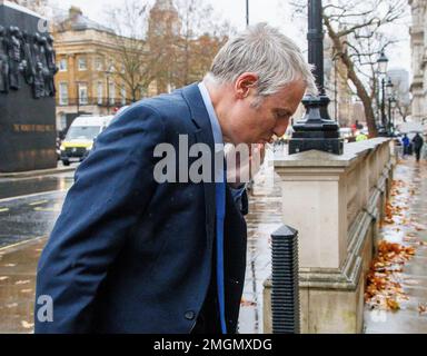 Zac Goldsmith, ministro dell'energia, del clima e dell'ambiente, arriva all'ufficio del gabinetto fumando una sigaretta arrotolabile Foto Stock