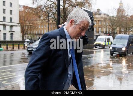 Zac Goldsmith, ministro dell'energia, del clima e dell'ambiente, arriva all'ufficio del gabinetto fumando una sigaretta arrotolabile Foto Stock