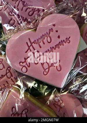 Biscotti a forma di cuore rosa tradizionalmente dati in Galles il giorno di San Dwynwen (Dydd Santes Dwynwen), il santo patrono gallese degli amanti, come San Valentino Foto Stock