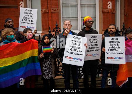 Peter Tatchell e i manifestanti al di fuori dell'ambasciata del Qatar ai cattivi diritti LGBT in Qatar. Protestano mentre si tiene la Coppa del mondo in Qatar. Foto Stock