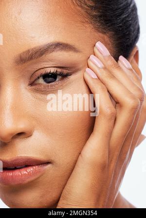 Bellezza, cura della pelle e zoom faccia di donna nera in studio per il benessere, la pelle sana e dermatologia. Cura di sé, estetica spa e ritratto di ragazza con Foto Stock