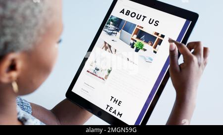 Marketing, pubblicità e tablet con una donna d'affari o un grafico che lavora a una presentazione. Creativo, design e proposta con una donna Foto Stock