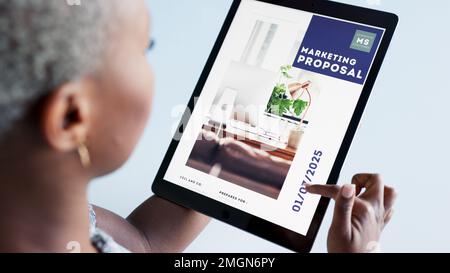 Marketing, pubblicità e tablet con una donna d'affari o un grafico che lavora a una presentazione. Creativo, design e proposta con una donna Foto Stock