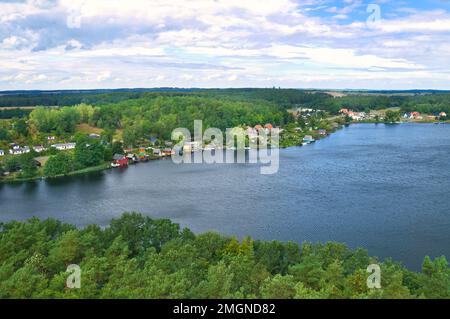 Vista di Cracovia am See. Laghi paesaggio con fitte foreste sulla riva. Località di villeggiatura in germania. Foto natura Foto Stock